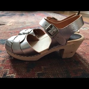 Lotta from Stockholm silver peep-toe clogs